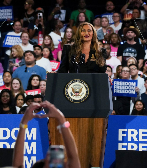 Tina Knowles at Campaign Rally in Houston, October 2024 1