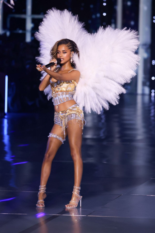 Tyla Performs at Victoria’s Secret Fashion Show Brooklyn October 2024 6