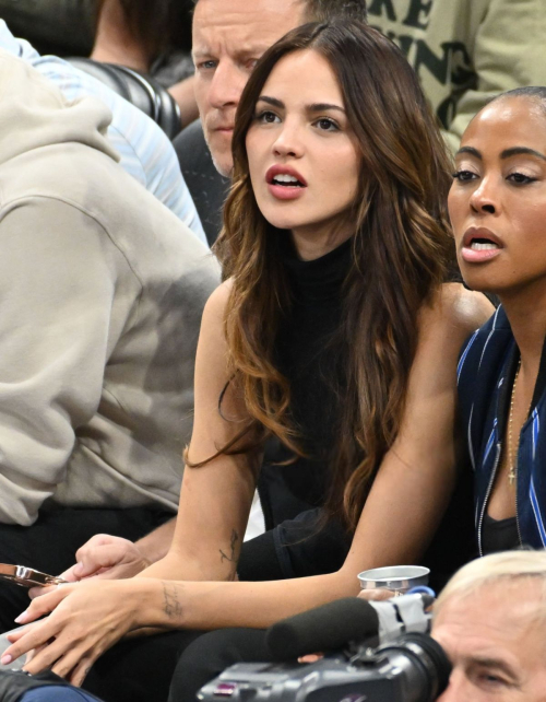 Eiza Gonzalez at Clippers vs 76ers Game in Inglewood, November 2024 2