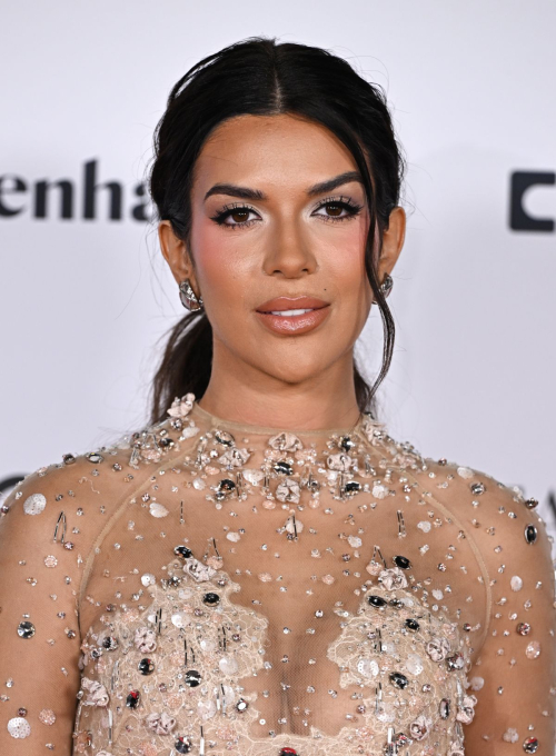 Ekin-Su Culculoglu at Beauty Awards in London, November 2024 3