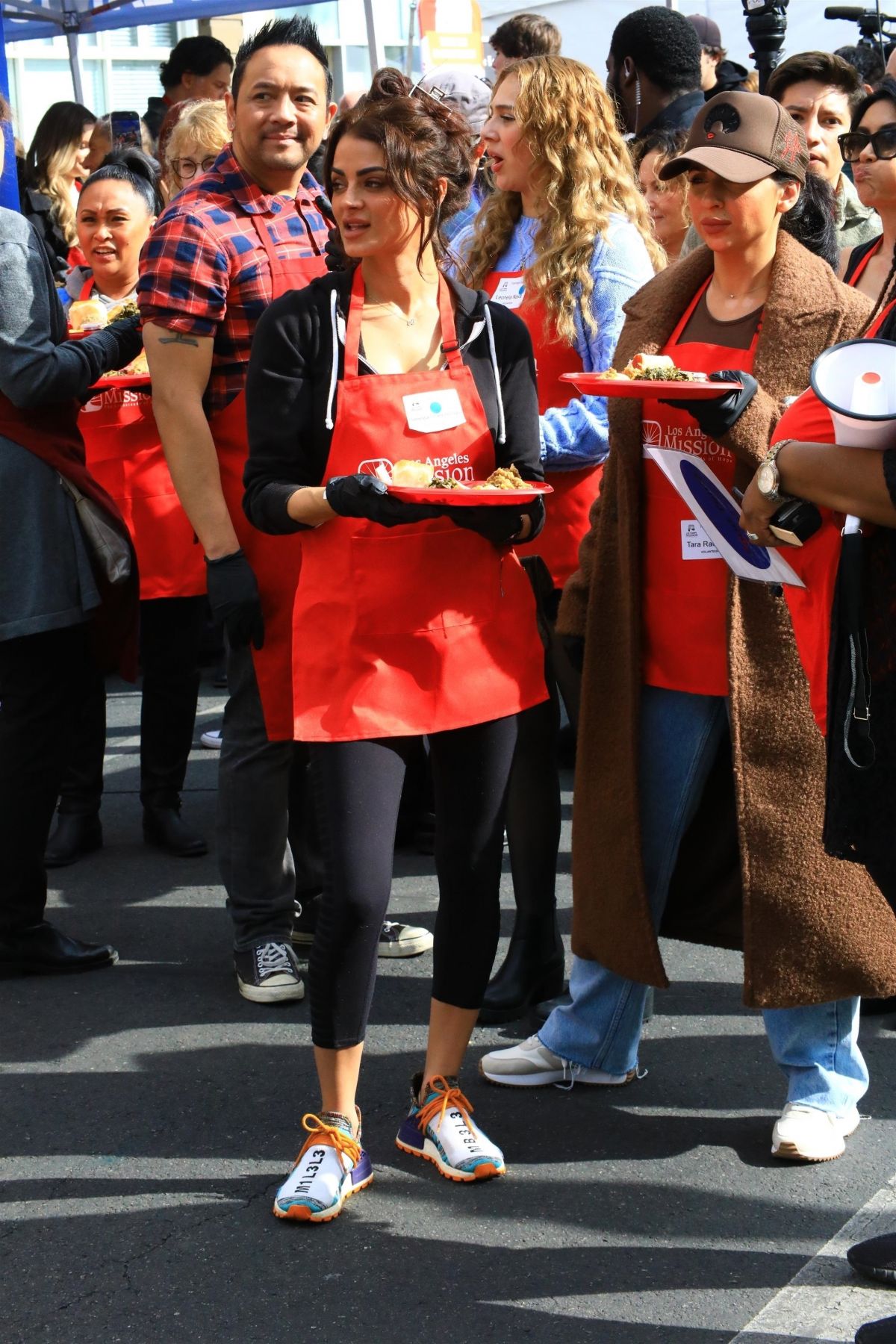 Golnesa GG Gharachedaghi Serves Food to Homeless at LA Mission Los Angeles, November 2024