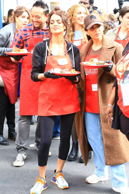 Golnesa GG Gharachedaghi Serves Food to Homeless at LA Mission Los Angeles, November 2024 3