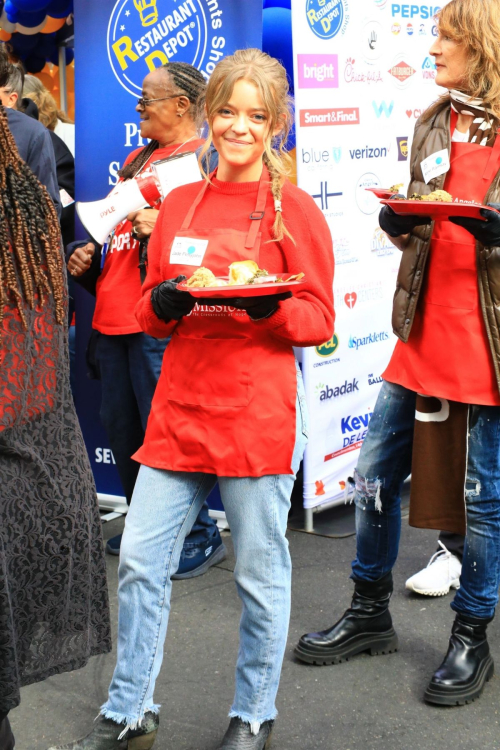 Jade Pettyjohn Serves Food to Homeless at LA Mission Los Angeles, November 2024