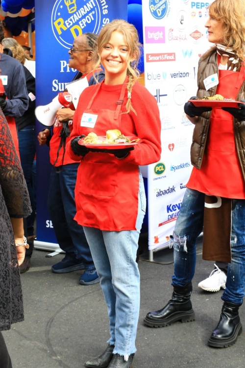 Jade Pettyjohn Serves Food to Homeless at LA Mission Los Angeles, November 2024 1