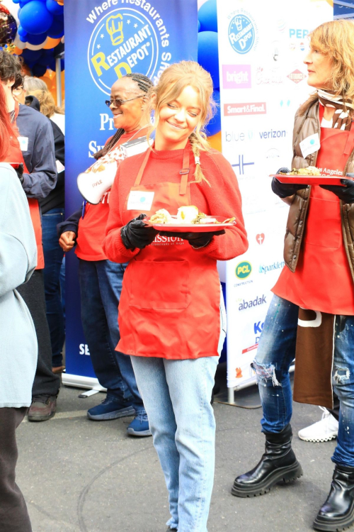 Jade Pettyjohn Serves Food to Homeless at LA Mission Los Angeles, November 2024 2