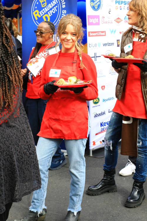 Jade Pettyjohn Serves Food to Homeless at LA Mission Los Angeles, November 2024 4