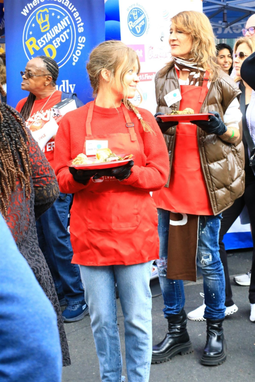 Jade Pettyjohn Serves Food to Homeless at LA Mission Los Angeles, November 2024 6