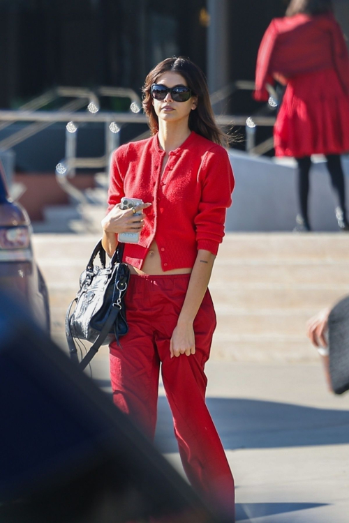 Kaia Gerber Out for Coffee in Los Angeles, November 2024 4