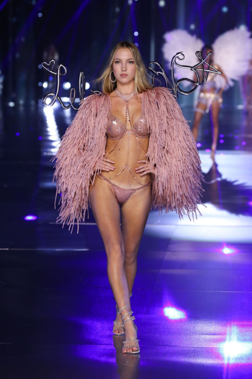 Lila Grace Moss at 2024 Victoria’s Secret Fashion Show, October 2024 1