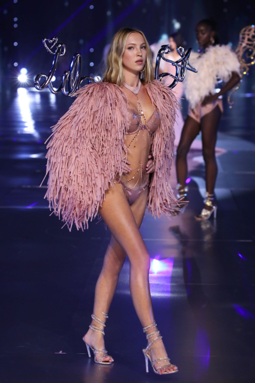 Lila Grace Moss at 2024 Victoria’s Secret Fashion Show, October 2024 5