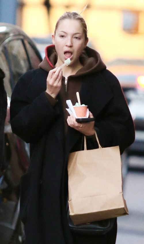 Lila Grace Moss Enjoys a Frozen Treat in New York, November 2024 2