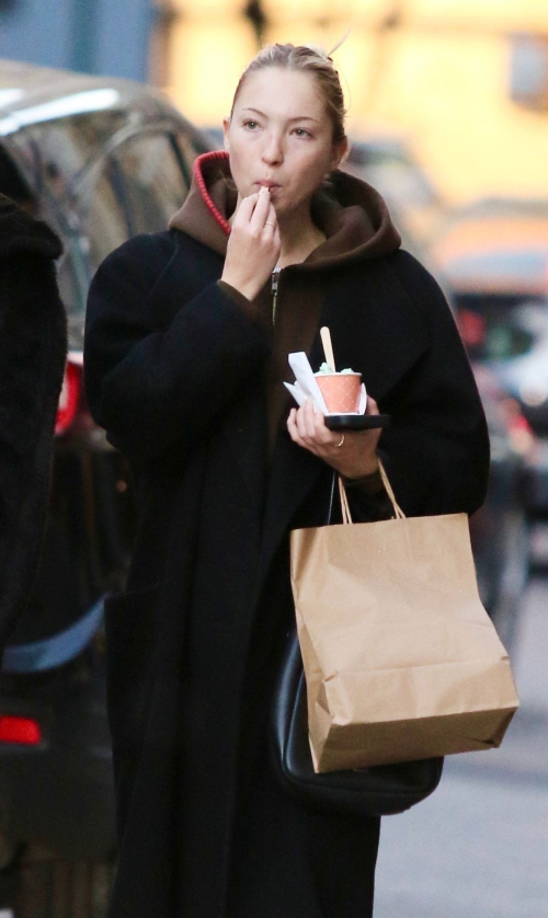 Lila Grace Moss Enjoys a Frozen Treat in New York, November 2024 5