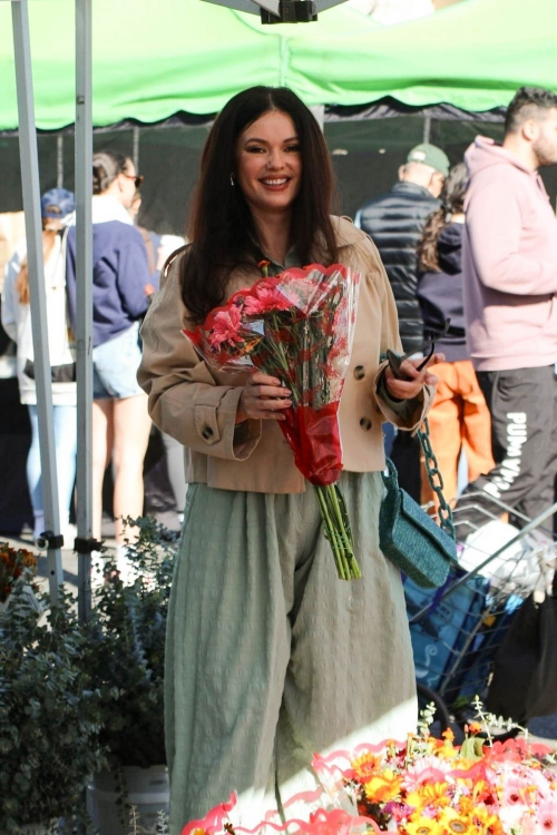 Natasha Blasick Shopping at Studio City Farmers Market, November 2024 3