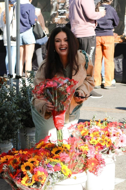 Natasha Blasick Shopping at Studio City Farmers Market, November 2024 7