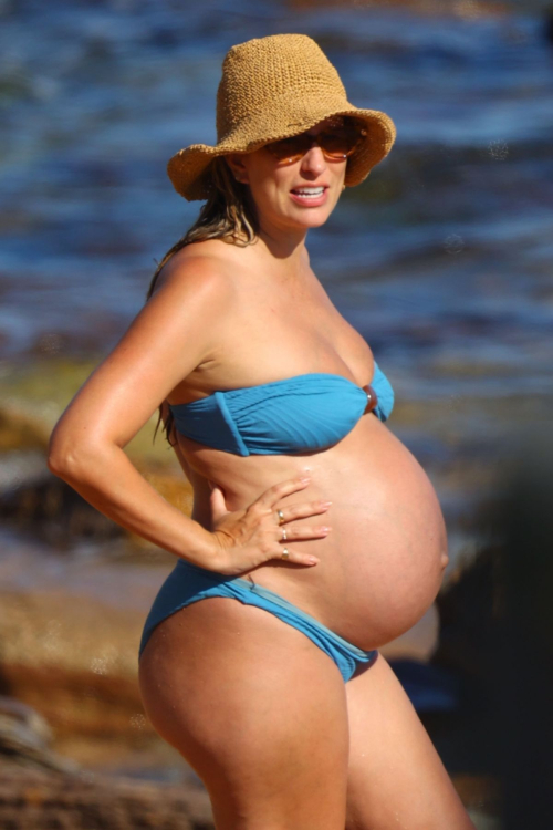 Pregnant Renee Bargh in Bikini at Sydney Beach, November 2024