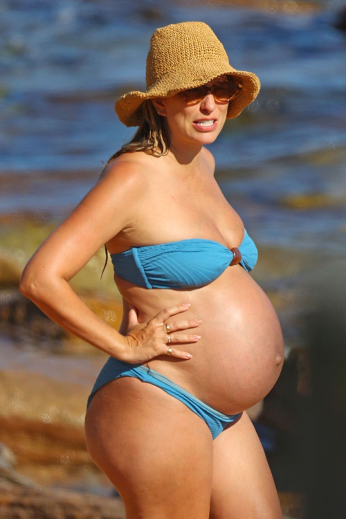 Pregnant Renee Bargh in Bikini at Sydney Beach, November 2024 3