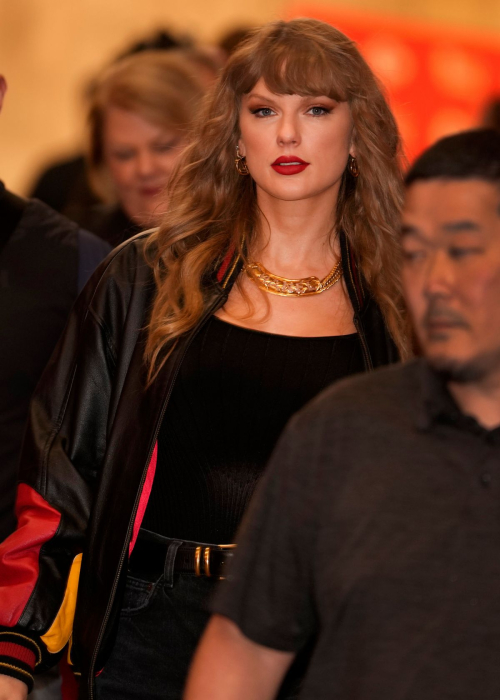 Taylor Swift at Buccaneers vs Chiefs Game, November 2024 5