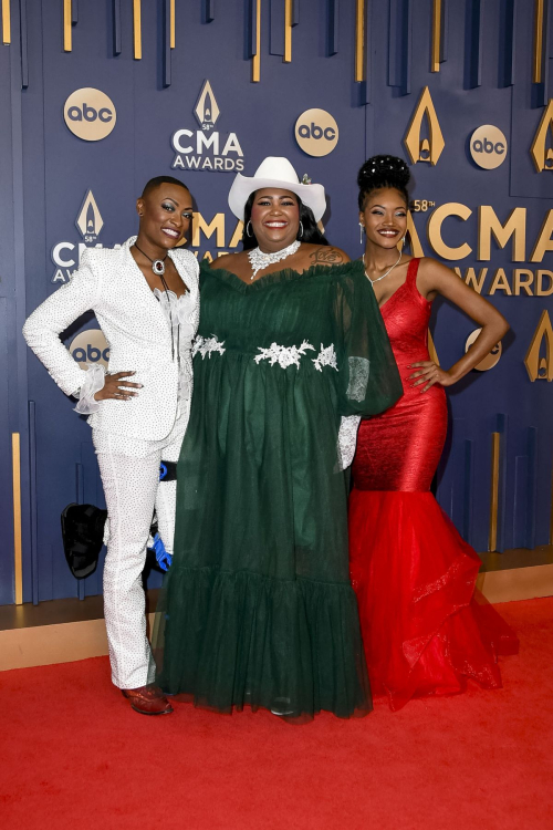 Trea Swindle Danica and Devynn Hart at CMA Awards in Nashville, November 2024 4