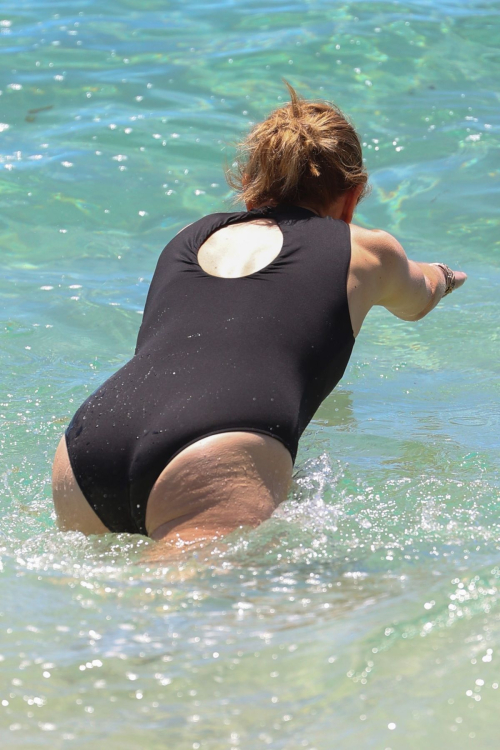 Allison Langdon in Swimsuit at Bronte Beach in Sydney, December 2024 6