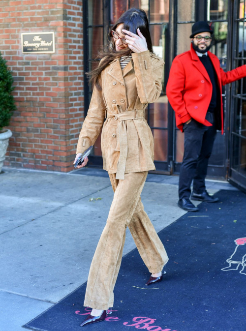 Bella Hadid Out for Lunch at El Quijote in Chelsea, December 2024 4