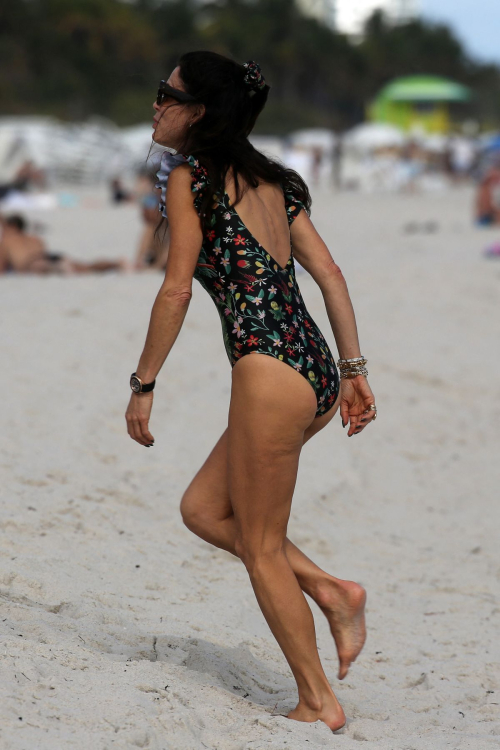 Bethenny Frankel in Swimsuit at Beach in Miami, December 2024 4