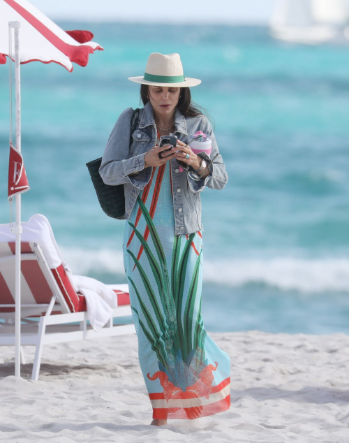 Bethenny Frankel Out at Beach in Miami, December 2024 5