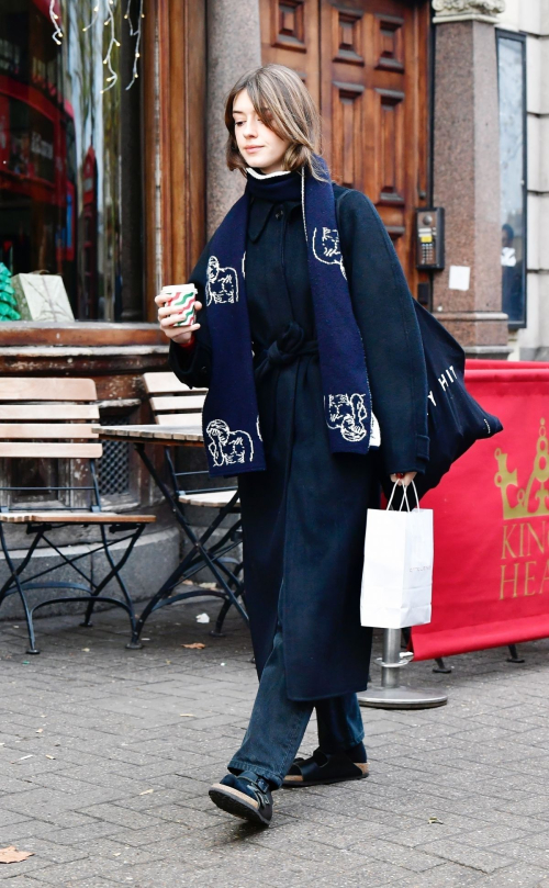 Daisy Edgar-Jones Out Shopping in London, December 2024 4