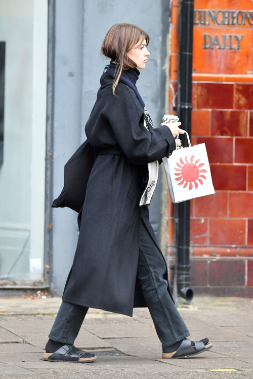 Daisy Edgar-Jones Out Shopping in London, December 2024 7