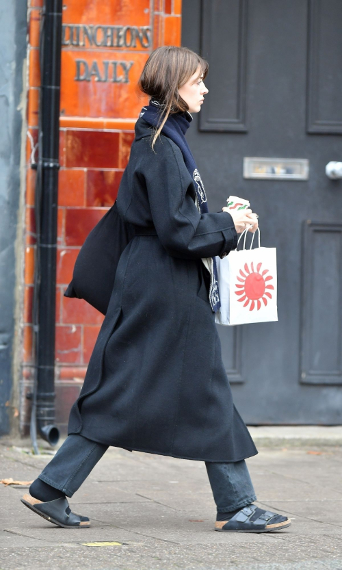 Daisy Edgar-Jones Out Shopping in London, December 2024 8