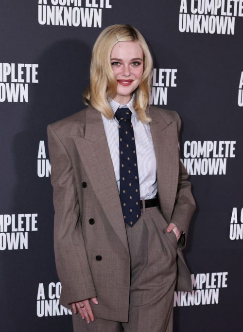 Elle Fanning at A Complete Unknown Photocall in London, December 2024 3