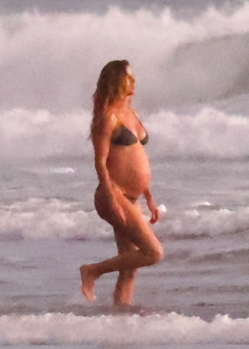 Gisele Bundchen Shows Off Baby Bump on Family Holiday, December 2024