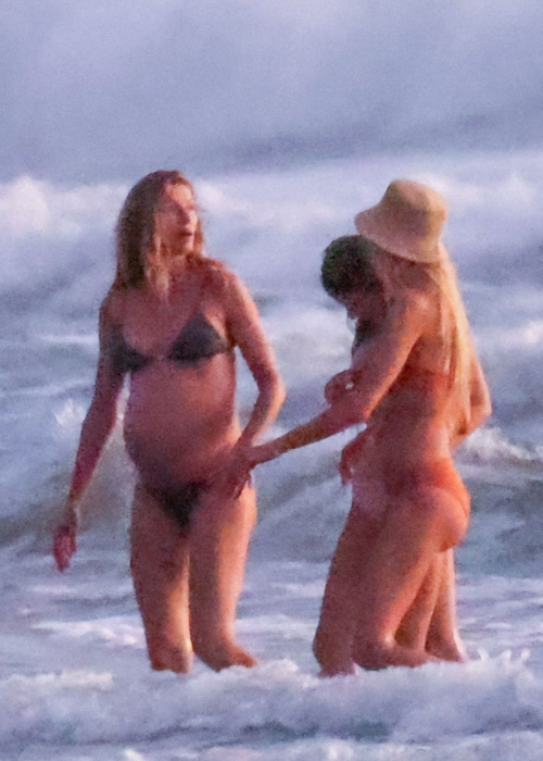 Gisele Bundchen Shows Off Baby Bump on Family Holiday, December 2024 6