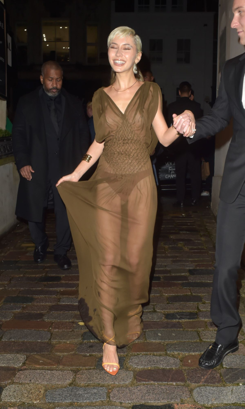 Iris Law Arrives at Soho Mews Mayfair, December 2024 2