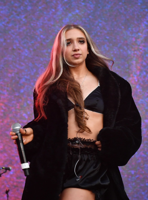 Isabel Larosa Performs at iHeartRadio Jingle Ball in Philadelphia, December 2024 7