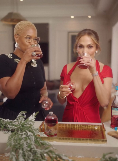 Jennifer Lopez Serves Delola Cocktails for the Holidays, December 2024 1