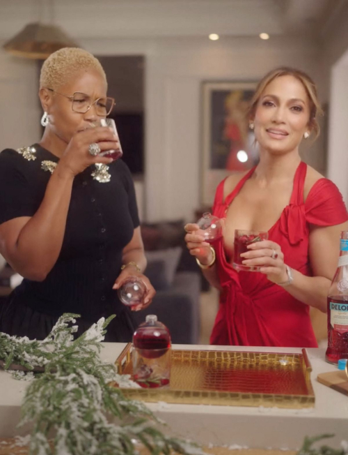 Jennifer Lopez Serves Delola Cocktails for the Holidays, December 2024 2