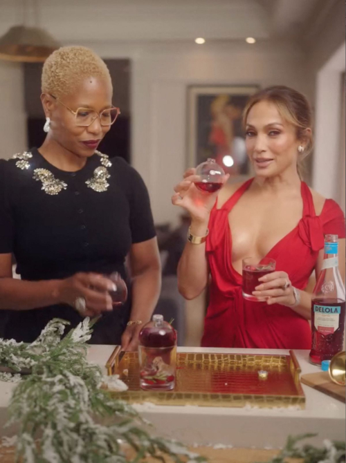 Jennifer Lopez Serves Delola Cocktails for the Holidays, December 2024 3