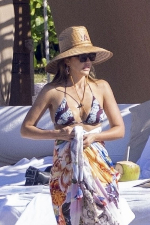 Jessica Alba on Vacation in Mexico, December 2024 6