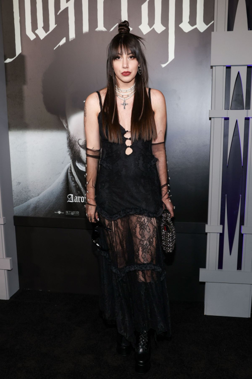 Kelsi Davies Shines at Nosferatu Premiere in Los Angeles, December 2024 1