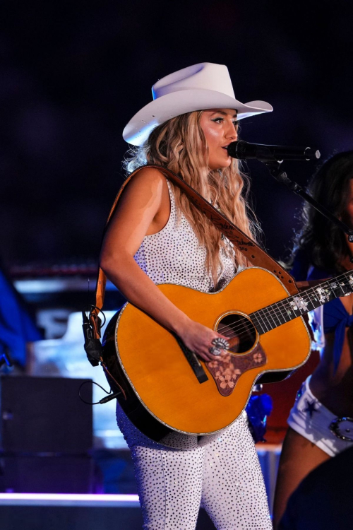 Lainey Wilson Performs at NY Giants vs Dallas Cowboys Game, December 2024