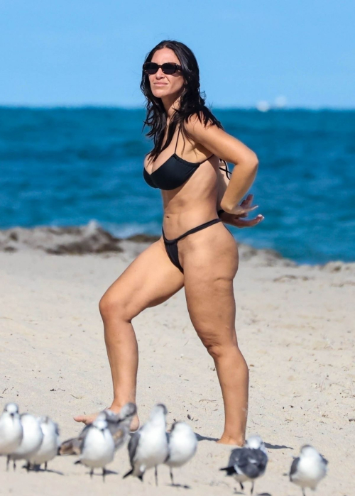 Lauren Pisciotta in Bikini at Beach in Miami, December 2024 1