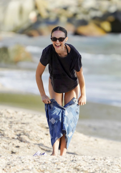 Natalie Portman in Bikini on Christmas Day at Beach, December 2024 2