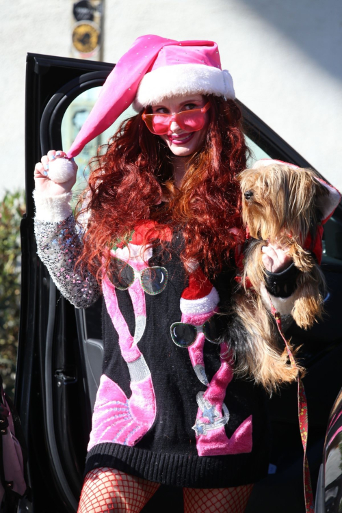 Phoebe Price Shopping at Local Farmers Market in Los Angeles, December 2024​