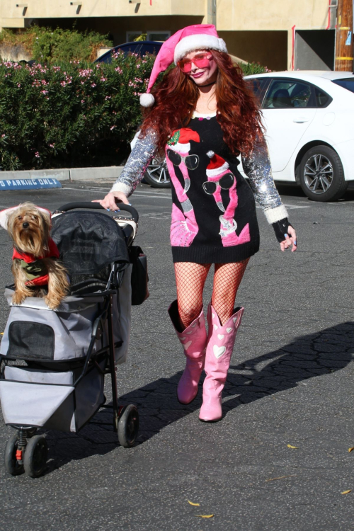 Phoebe Price Shopping at Local Farmers Market in Los Angeles, December 2024​ 2