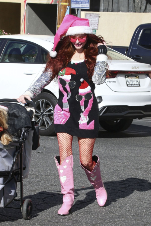 Phoebe Price Shopping at Local Farmers Market in Los Angeles, December 2024​ 3