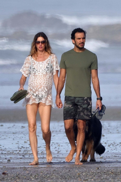 Pregnant Gisele Bündchen and Joaquim Valente at a Beach, December 2024 9