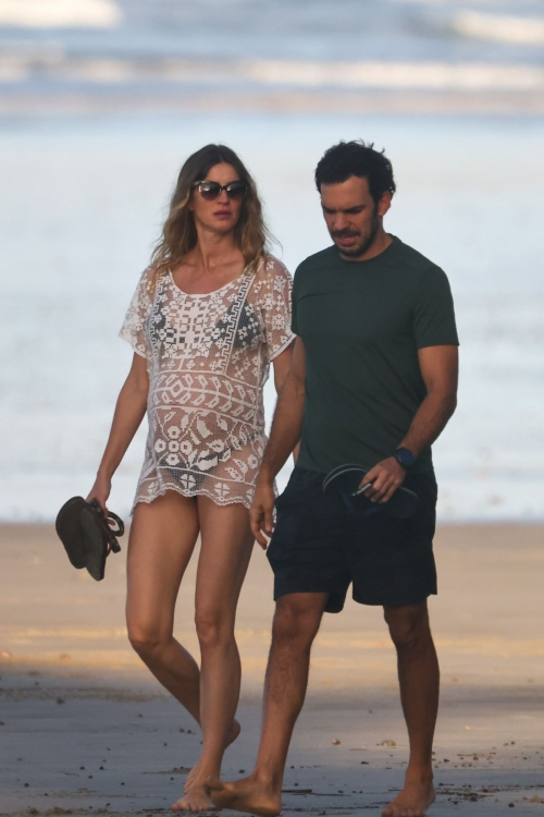 Pregnant Gisele Bündchen and Joaquim Valente at a Beach, December 2024 1