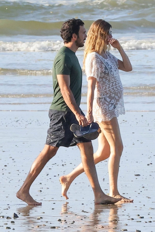 Pregnant Gisele Bündchen and Joaquim Valente at a Beach, December 2024 2