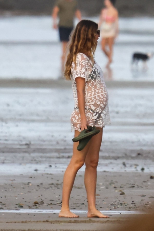 Pregnant Gisele Bündchen and Joaquim Valente at a Beach, December 2024 5