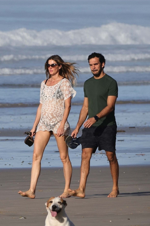 Pregnant Gisele Bündchen and Joaquim Valente at a Beach, December 2024 6